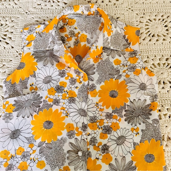 SOLD. Vintage 60s Homemade Sleeveless Button-Up Blouse Collar Gold Floral Medium - Picture 2 of 9